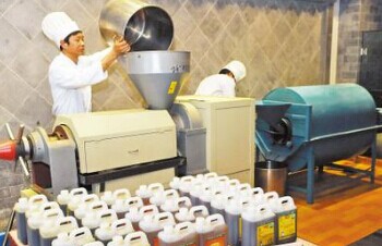 為什么有的花生榨油機(jī)價(jià)格很低廉(圖1) 為什么有的花生榨油機(jī)價(jià)格很低廉(圖1)